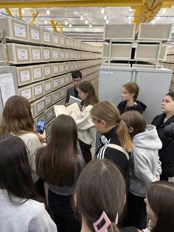 Архивное хранилище, закрытое для обычных посетителей, отделы реставрации и оцифровки документов: участники проектно-исследовательского интенсива «Культурное многообразие народов Приморского края» программы «Сириус.Приморье»... Архивное хранилище, закрытое для обычных посетителей, отделы реставрации и оцифровки документов: участники проектно-исследовательского интенсива «Культурное многообразие народов Приморского края» программы «Сириус.Приморье»...