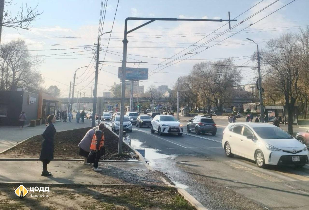 Один из пешеходных переходов на Русской временно стал нерегулируемым из-за течи на сетях Примводоканала